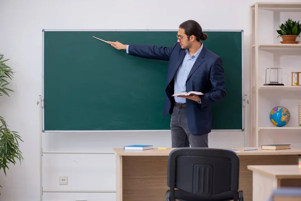 Joven profesor masculino delante de la pizarra verde —  Fotos de Stock