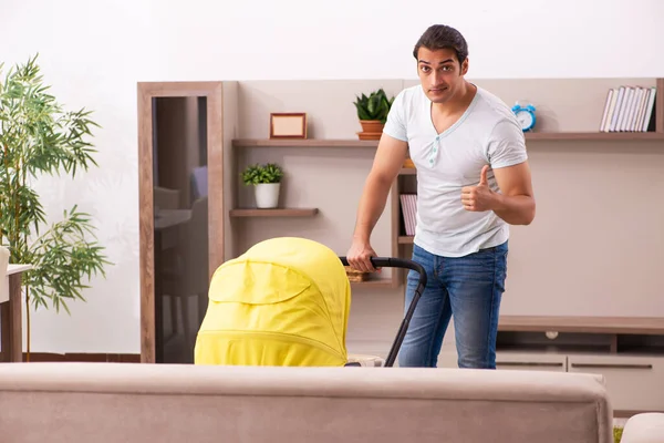 Joven contratista masculino cuidando recién nacidos en casa — Foto de Stock