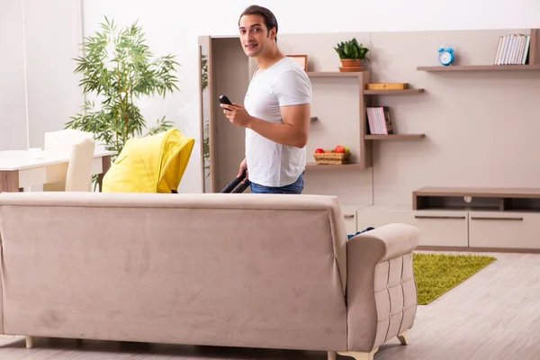 Young male contractor looking after new born at home — Stock Photo, Image