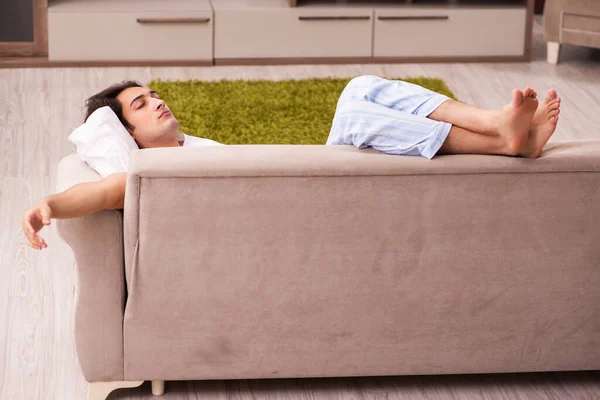 Jeune homme paresseux dans un concept de sommeil excessif à la maison — Photo