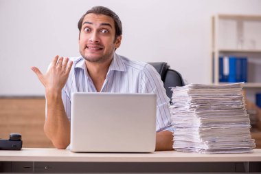 Genç bir erkek işçi aşırı işten memnun değil.