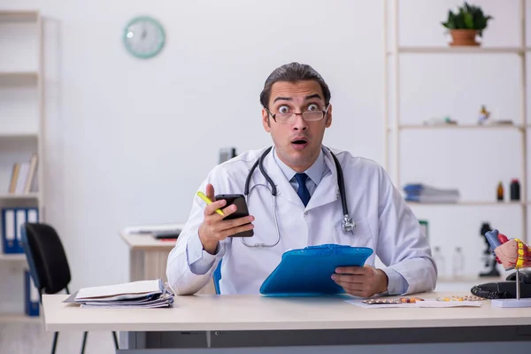 Ung manlig läkare kardiolog arbetar på kliniken — Stockfoto