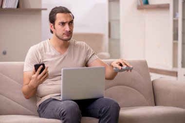 Evde çalışan genç bir erkek serbest yazar.