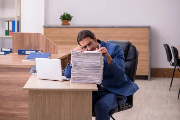 Νέοι άνδρες εργαζόμενοι δυσαρεστημένοι με την υπερβολική εργασία στο γραφείο — Φωτογραφία Αρχείου