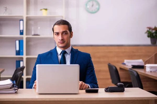 Jonge mannelijke werknemer werkzaam in het kantoor — Stockfoto