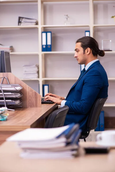 Jonge mannelijke werknemer werkzaam in het kantoor — Stockfoto