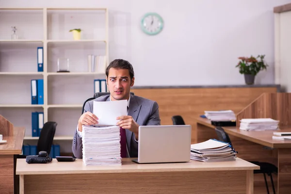 Jovem funcionário masculino extremamente cansado com excesso de trabalho — Fotografia de Stock