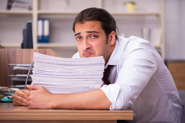 Junge männliche Mitarbeiter extrem müde von exzessiver Arbeit — Stockfoto