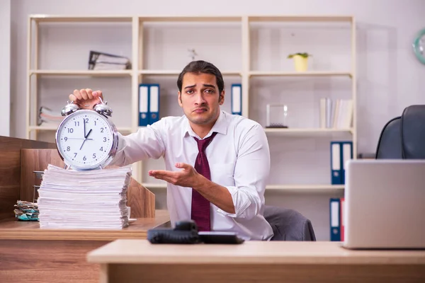 Fáradt férfi alkalmazott az időgazdálkodás koncepciójában — Stock Fotó