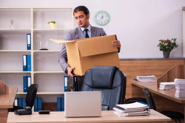 Junger männlicher Mitarbeiter wird entlassen — Stockfoto