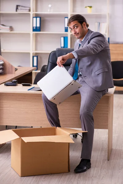 Jovem empregado masculino sendo demitido de seu trabalho — Fotografia de Stock