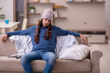 Genç adam evde acı çekiyor.