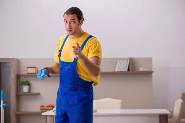 Young male contractor cleaning the house — Stock Photo, Image