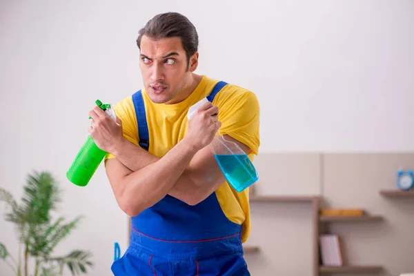 Young male contractor cleaning the house — Stock Photo, Image