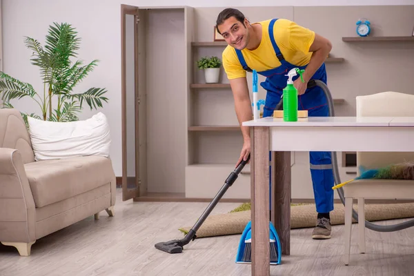 Jonge mannelijke aannemer schoonmaken van het huis — Stockfoto