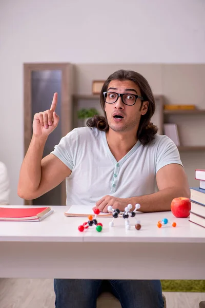 Jovem estudante do sexo masculino se preparando para exames em casa — Fotografia de Stock