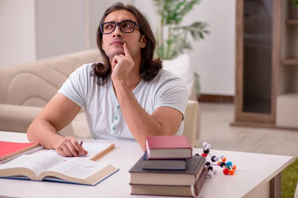 Jonge mannelijke student bereidt zich voor op examens thuis — Stockfoto