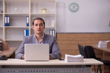 Ofiste çalışan genç bir erkek.