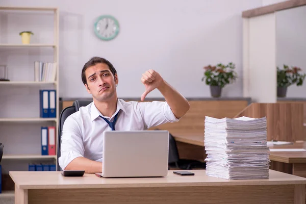 Joven empleado masculino descontento con el trabajo excesivo en la oficina — Foto de Stock