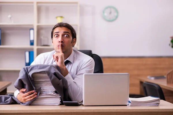 Junge männliche Angestellte unzufrieden mit exzessiver Arbeit im Büro — Stockfoto