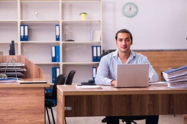 Ofiste çalışan genç bir erkek.