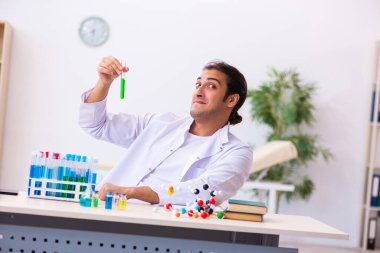 Laboratuvarda çalışan genç bir kimyager.