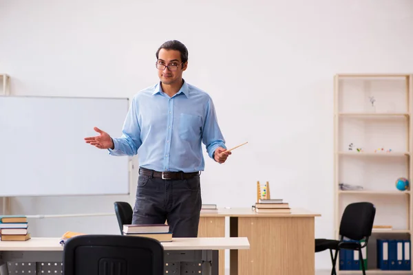 Joven profesor en el aula — Foto de Stock