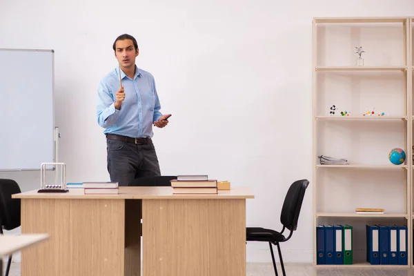 Jonge mannelijke leraar in de klas — Stockfoto