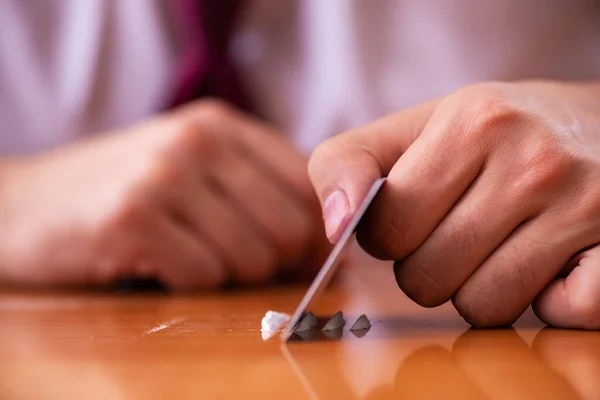 Jovem viciado em drogas empregado do sexo masculino que trabalha no escritório — Fotografia de Stock