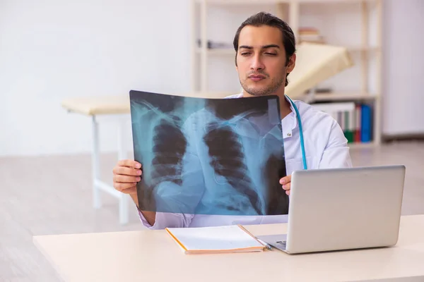 Jonge mannelijke arts radioloog werkzaam in de kliniek — Stockfoto