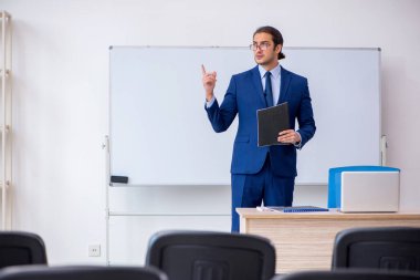 Salgın sırasında ofiste genç bir erkek eğitmen var.