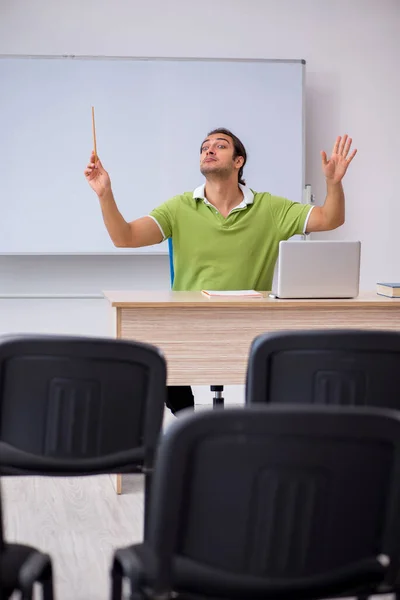 Jonge mannelijke student in business presentatie concept — Stockfoto