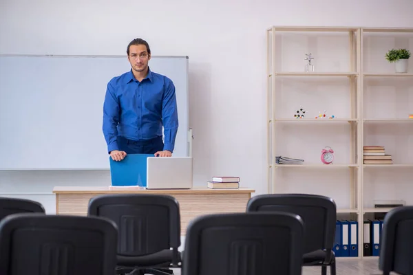 Jonge mannelijke business trainer maakt presentatie tijdens pandemie — Stockfoto