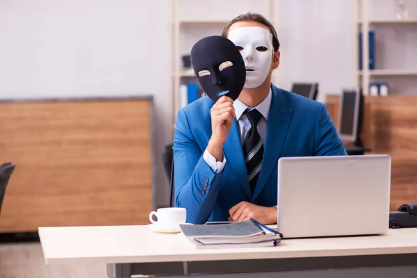 Junge männliche Angestellte mit Masken im Büro — Stockfoto