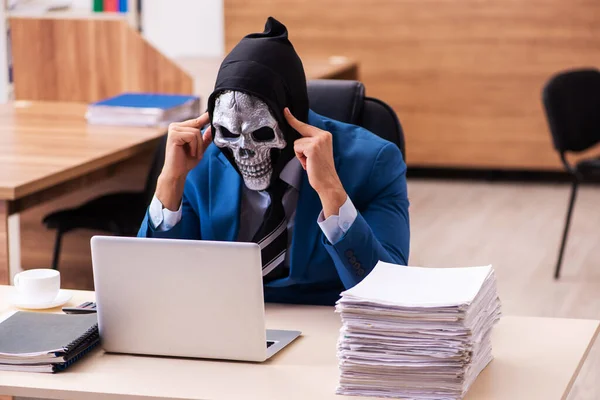 Ördög üzletember dolgozik az irodában. — Stock Fotó