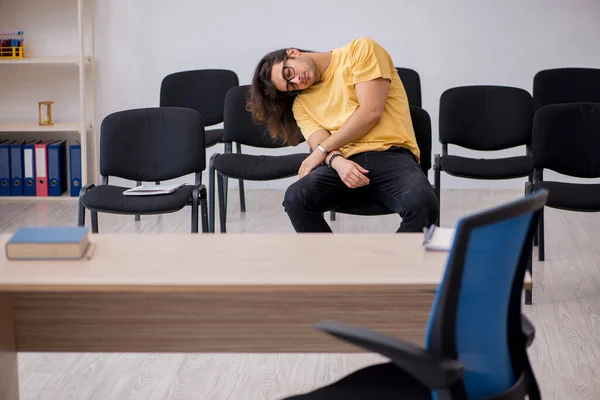 Joven estudiante masculino esperando al profesor en el aula —  Fotos de Stock