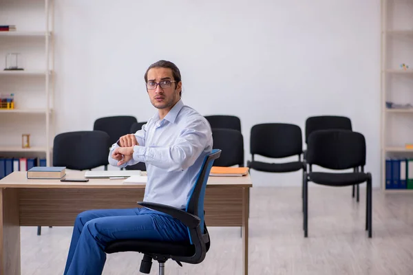 Young male boss giving seminar in the office during pandemic — Stock Photo, Image