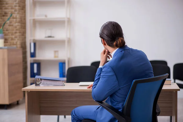 Jungunternehmer hält Vortrag während Pandemie — Stockfoto