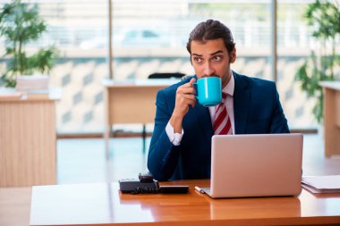 Ofiste çalışan yakışıklı bir genç.