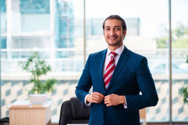 Ofiste çalışan yakışıklı bir genç.