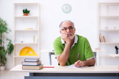 Sınavlara hazırlanan yaşlı bir erkek öğrenci.