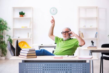 Sınavlara hazırlanan yaşlı bir erkek öğrenci.