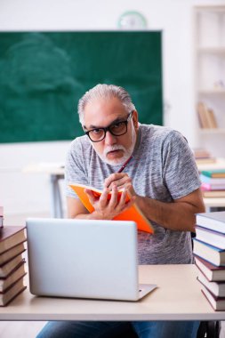 Tele-eğitim konseptinde eski erkek öğrenci