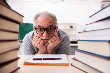 Sınav hazırlıkları sırasında yorgun düşen yaşlı bir erkek öğrenci.