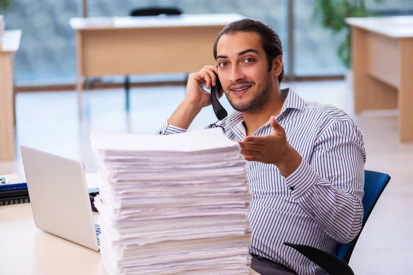 Jeune employé masculin mécontent du travail excessif au bureau — Photo