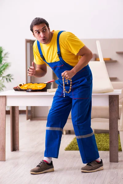 Jovem carpinteiro masculino roubando jóias em casa — Fotografia de Stock