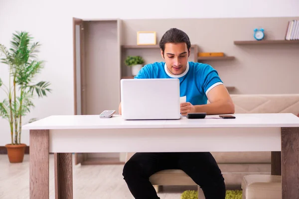 Deporte apuesta adicto joven apostando en casa — Foto de Stock