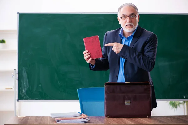 Viejo profesor en el aula —  Fotos de Stock