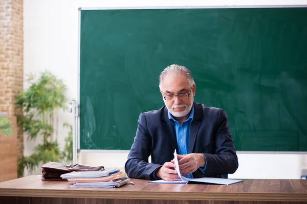 Velho professor de matemática masculino na sala de aula — Fotografia de Stock