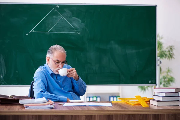 Velho professor de matemática masculino na sala de aula — Fotografia de Stock